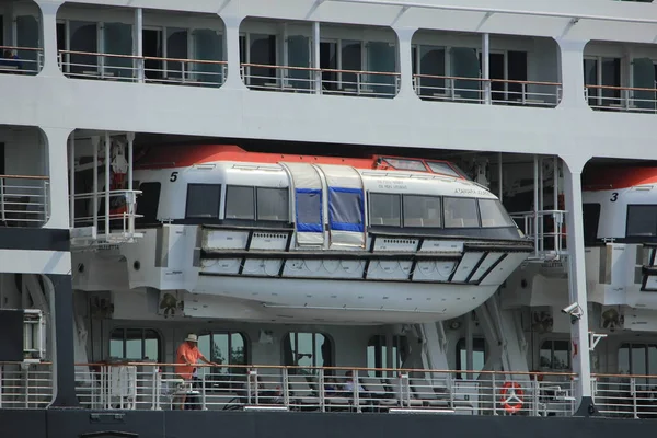 Velsen, Нідерланди - 2017 20 червня: Azamara подорож - клуб Azamara Cruises — стокове фото