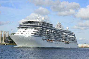 Velsen, Hollanda - 16 Haziran 2017: yedi denizler Explorer - Regent Cruises