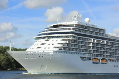 Velsen, Hollanda - 16 Haziran 2017: yedi denizler Explorer - Regent Cruises