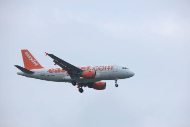 Amsterdam, Hollanda - 22nd Haziran 2017: G-Ezbb arası easyjet Airbus A319