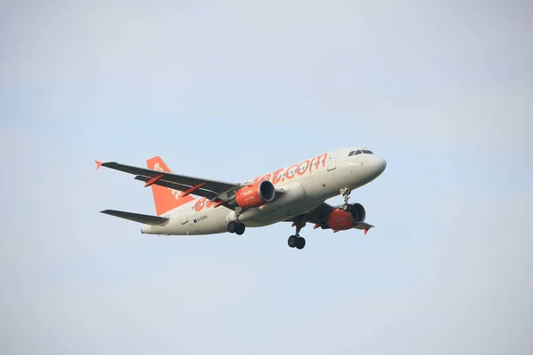 Amsterdão, Países Baixos - 22 de junho de 2017: G-EZAX easyJet Airbus A319 — Fotografia de Stock