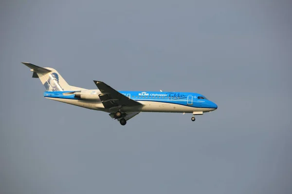 Amsterdam, Países Bajos - 22 de junio de 2017: PH-KZU KLM Cityhopper Fokker F70 — Foto de Stock