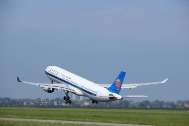 Amsterdam Hollanda - 6 Mayıs 2017: B-5965 Çin Güney Hava Yolları'nın Airbus A330-323