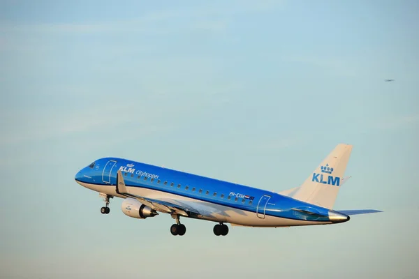 Амстердам, Нідерланди - 1-го червня 2017: рН Exm Klm Cityhopper Embraer — стокове фото