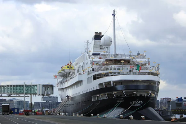 Amsterdam, Nederländerna - 27 April 2017: Astoria kryssning & Maritime Voyages — Stockfoto