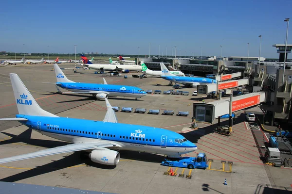 Amsterdam, Holandia - 26 maj 2017: Samoloty na platformie — Zdjęcie stockowe