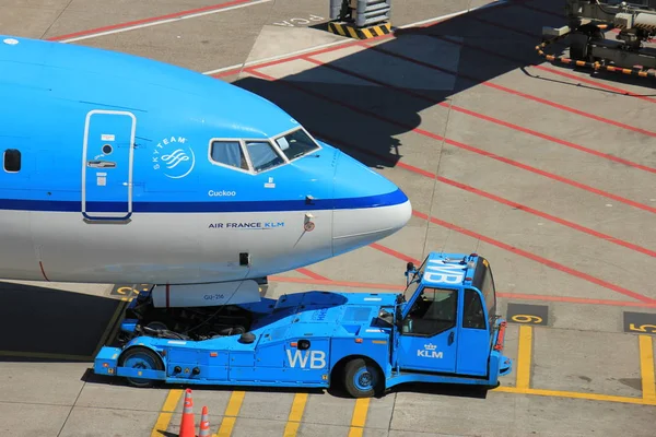 Amsterdam Nederland - mei 26 2017: Vliegtuigen op platform — Stockfoto