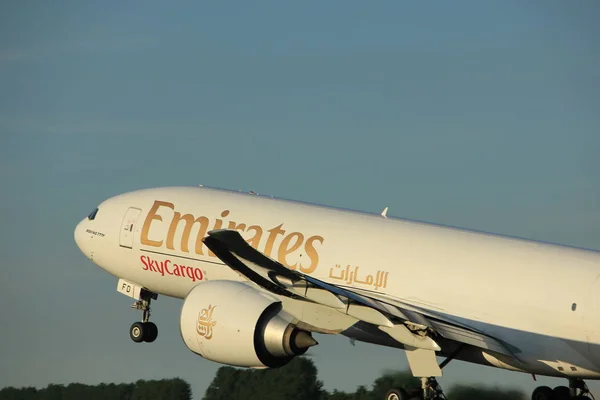 Amsterdam, Paesi Bassi - 1 giugno 2017: A6-EFD Emirates Boeing 777F — Foto Stock
