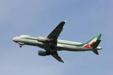 Amsterdam, Hollanda - 2 Haziran 2017: Ei-Iku Alitalia Airbus