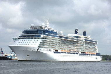 Velsen, Hollanda - 9 Haziran 2017: Ünlü Eclipse - Celebrity Cruises