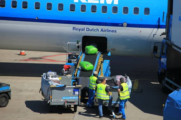 Amsterdam the Netherlands - 26. Mai 2017: Flugzeuge auf dem Bahnsteig — Stockfoto