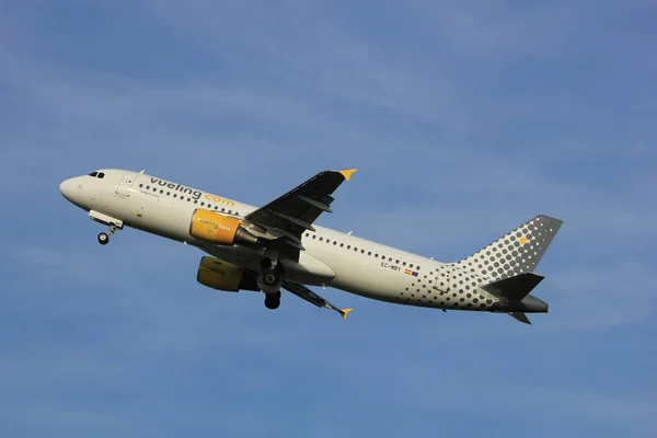 Amsterdam, Países Bajos - 2 de junio de 2017: EC-MBY Vueling — Foto de Stock