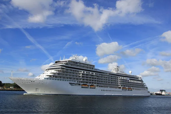 Velsen, Nederland - juni 16e 2017: Seven Seas Explorer - Regent Cruises — Stockfoto