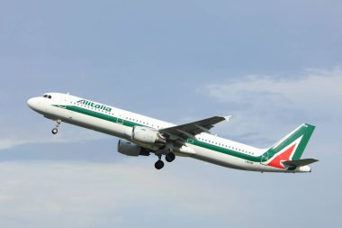 Amsterdam Hollanda - 6 Temmuz 2017: Ben-Bixm Alitalia Airbus A321