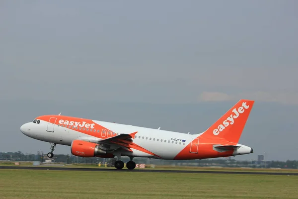 Amesterdão Países Baixos - 6 de julho de 2017: G-EZFY easyJet Airbus A319-100 — Fotografia de Stock