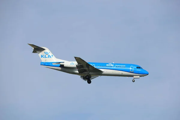 Amsterdam Países Bajos - 7 de julio de 2017: PH-KZB KLM Cityhopper Fokker F70 — Foto de Stock