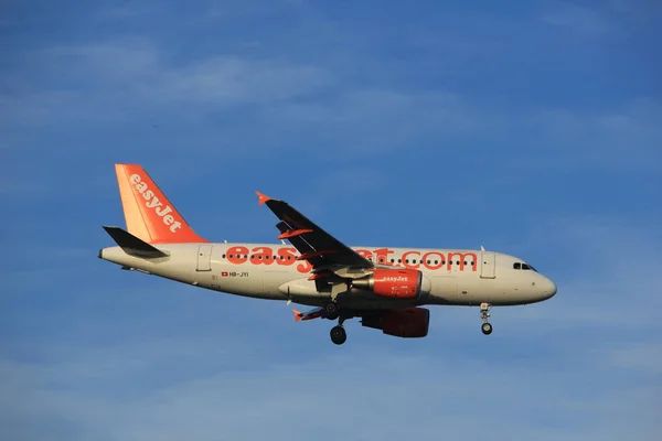 Amsterdam, Holandia - 7 lipca 2017: Hb-Jyi easyjet Switzerland Airbus A319 — Zdjęcie stockowe