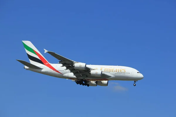 Amsterdã Países Baixos - 9 de julho de 2017: A6-EUA Emirates Airbus A380-800 — Fotografia de Stock