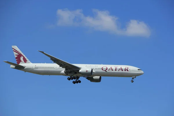 Amsterdam Nederland - juli 9 2017: A7-Bax Qatar Airways Boeing 777-300 — Stockfoto