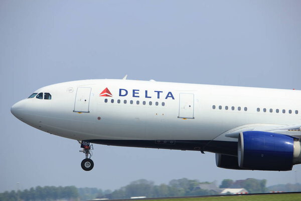 Амстердам, Нидерланды - 6 мая 2017 года: N854NW Delta Air
