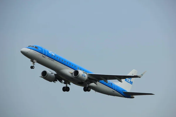 Amsterdam Países Bajos - 6 de julio de 2017: PH-EZY KLM Embraer ERJ-190STD — Foto de Stock