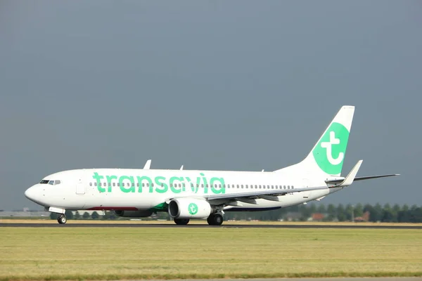 Амстердам, Нидерланды - 6 июля 2017 г.: PH-HZE Transavia Boeing 737-800 — стоковое фото