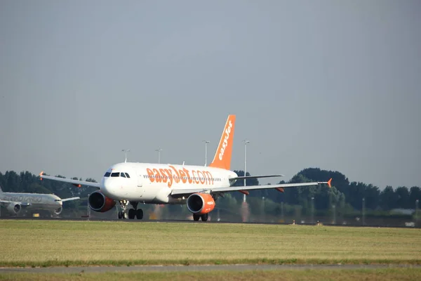 Amsterdam the Netherlands - July 6th, 2017: G-EZWF easyJet Airbus A320 — Stock Photo, Image