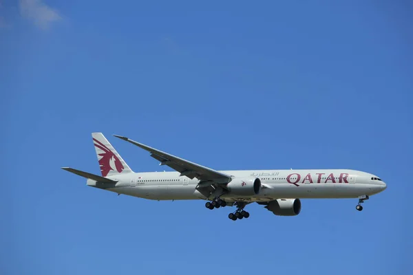 Ámsterdam Países Bajos - 9 de julio de 2017: A7-BAX Qatar Airways Boeing 777-300 — Foto de Stock