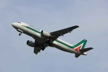 Amsterdam, Hollanda - 2 Haziran 2017: Ei-Iku Alitalia Airbus