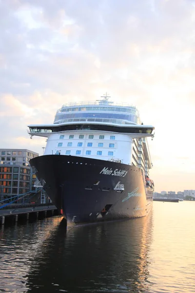 Amsterdam, Nederland - mei 11 2017: Mein Schiff 3 Tui Cruises — Stockfoto