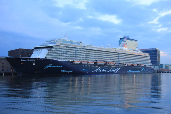 Amsterdã, Países Baixos - 11 de maio de 2017: Mein Schiff 3 TUI Cruises — Fotografia de Stock