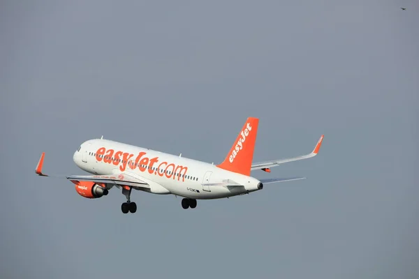 Amsterdam, the Netherlands  -  June 2nd, 2017: G-EZWZ easyJet — Stock Photo, Image