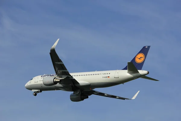 Ámsterdam, Países Bajos - 2 de junio de 2017: D-AIUB Lufthansa — Foto de Stock