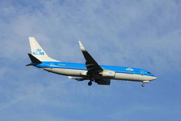 Ámsterdam Países Bajos - 7 de julio de 2017: PH-BXK KLM Royal Dutch Airlines Boeing 737-800 — Foto de Stock