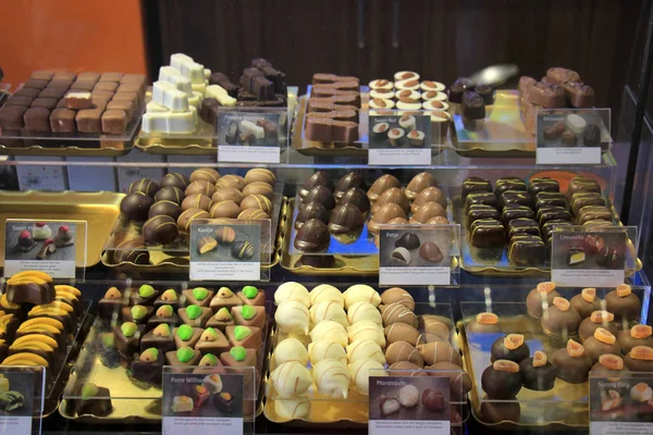 Chocolates de lujo en una exhibición de la tienda —  Fotos de Stock