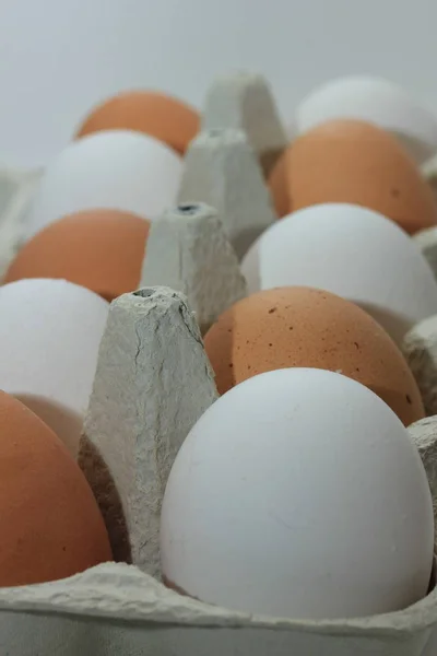 Ovos numa caixa de cartão — Fotografia de Stock