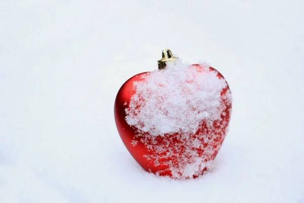 雪の中で赤いハートの飾り — ストック写真
