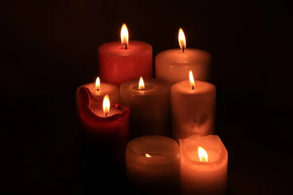 Gruppe brennender Kerzen — Stockfoto