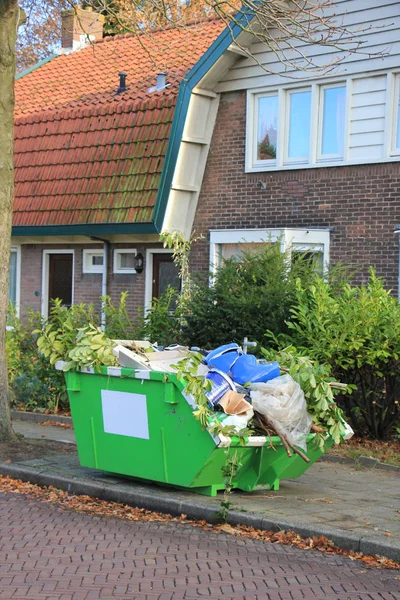 Geladen vuilnis dumpster — Stockfoto