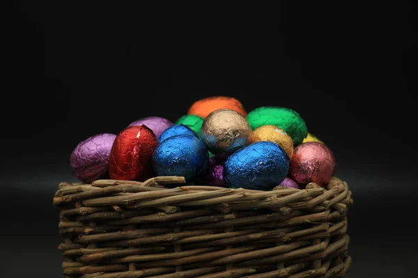 Пасхальні яйця в плетеному кошику — стокове фото