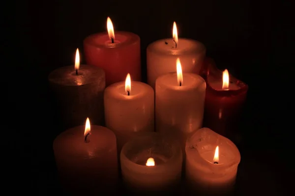 Gruppo di candele accese — Foto Stock