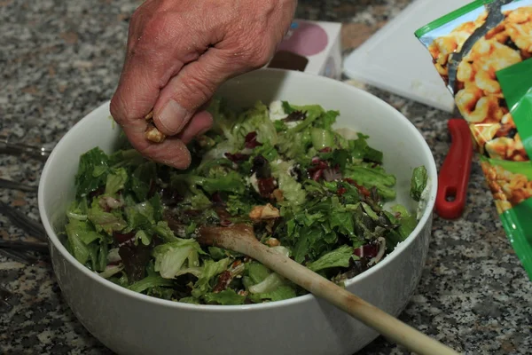 Man förbereder grönsallad — Stockfoto