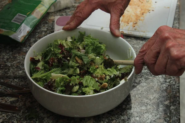Hombre preparando ensalada verde —  Fotos de Stock