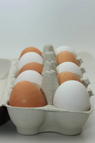 Oeufs dans une boîte en carton — Photo