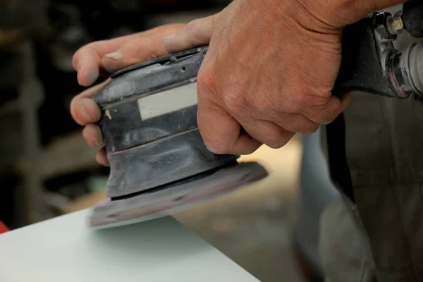 Mann in Kfz-Werkstatt — Stockfoto