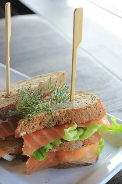 Свіжі лосося сендвіч — стокове фото