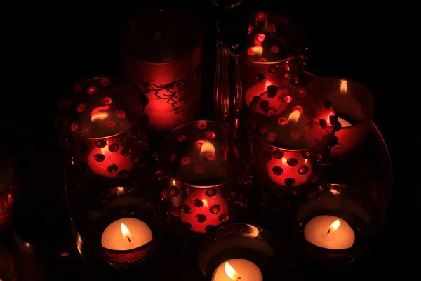 Красные вотивы и свечи — стоковое фото
