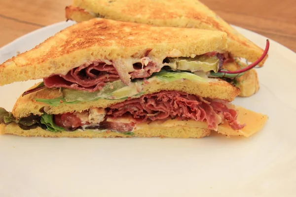 Свежий сэндвич с пастрами — стоковое фото