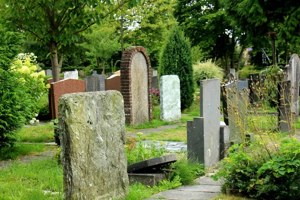 Pedras tumulares em um cemitério — Fotografia de Stock