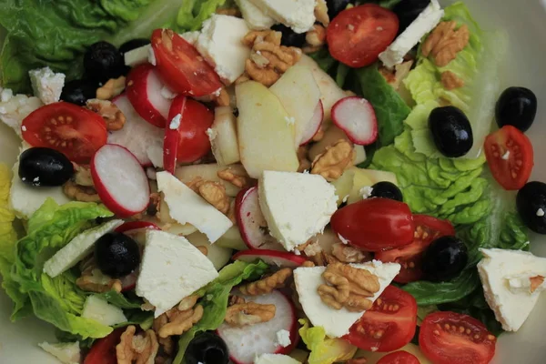 Mixed salad: cheese, fruits and olives — Stock Photo, Image